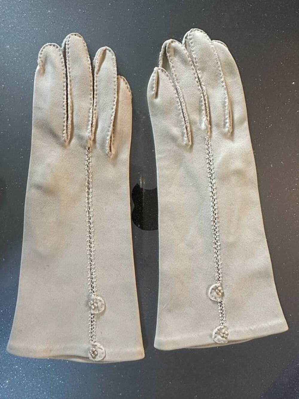 Vintage Grandoe Ladies Gloves w/ Small Pearls - size 6 1/2